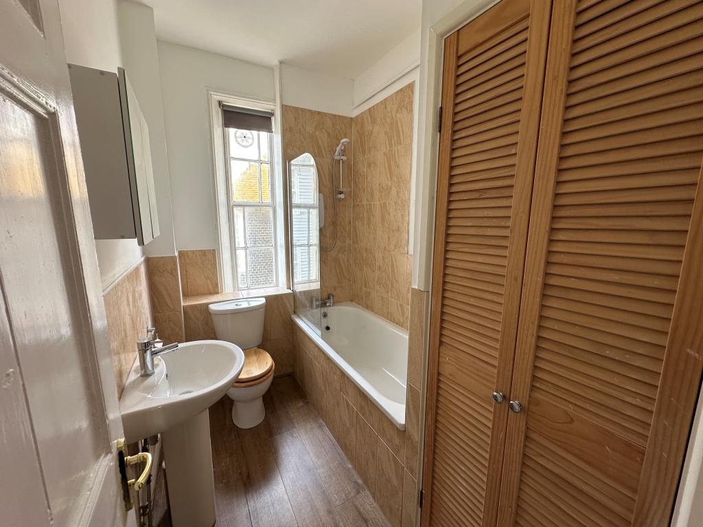 Lot: 131 - ONE-BEDROOM FLAT WITH SHORT LEASE - 